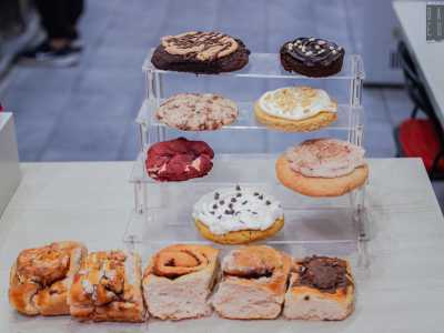 � Francesco a mostrarci alcuni dei manicaretti esposti sul bancone. �Proponiamo dolci come cinnamon rolls e brownies - spiega - e due tipi di biscotti: quelli di Crumbl...